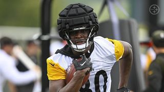 Pittsburgh Steelers tight end Darnell Washington (80) warms up