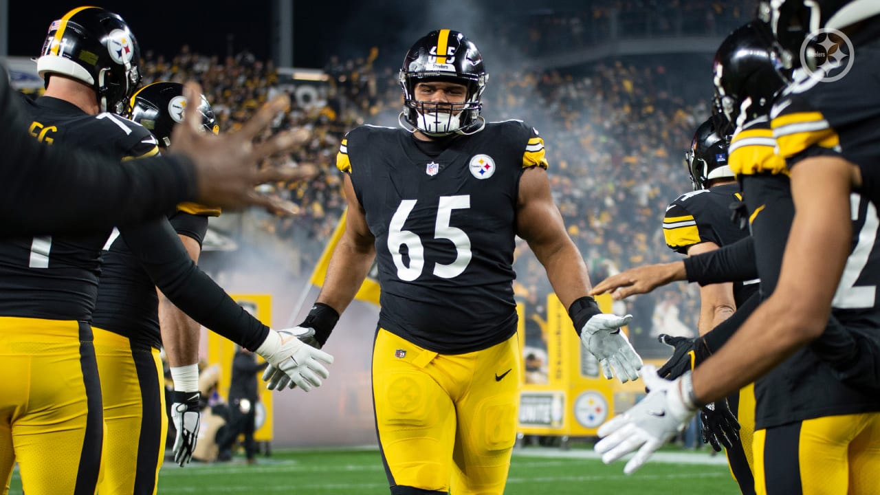 Pittsburgh Steelers offensive tackle Dan Moore Jr. (65) looks to make a  block during an NFL football game against the Cincinnati Bengals, Sunday,  Sep. 11, 2022, in Cincinnati. (AP Photo/Kirk Irwin Stock