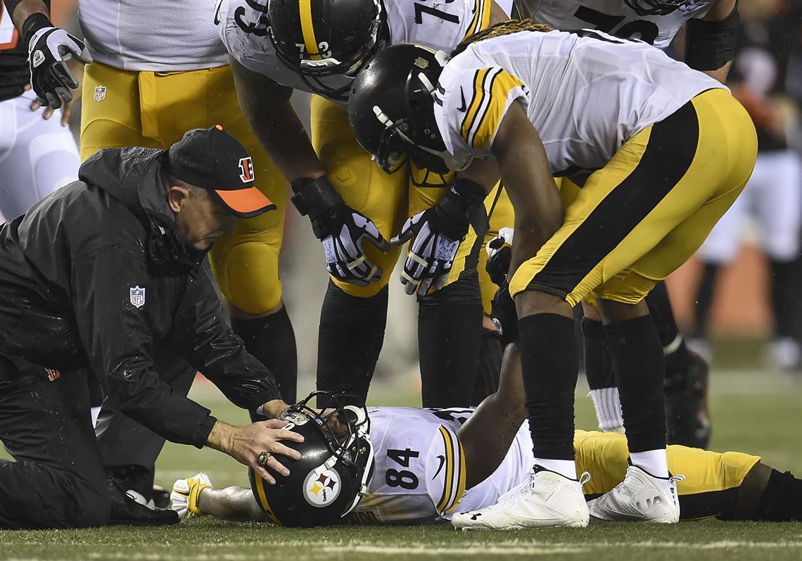 Steelers WR Antonio Brown ready with his No. 84 'Browns' jerseys