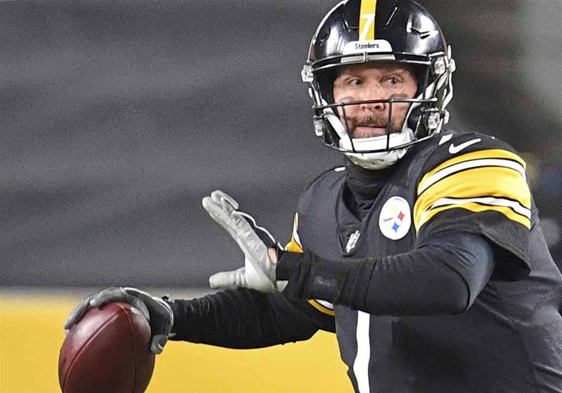 Why Does Pittsburgh Steelers QB Kenny Pickett Wear 2 Gloves?