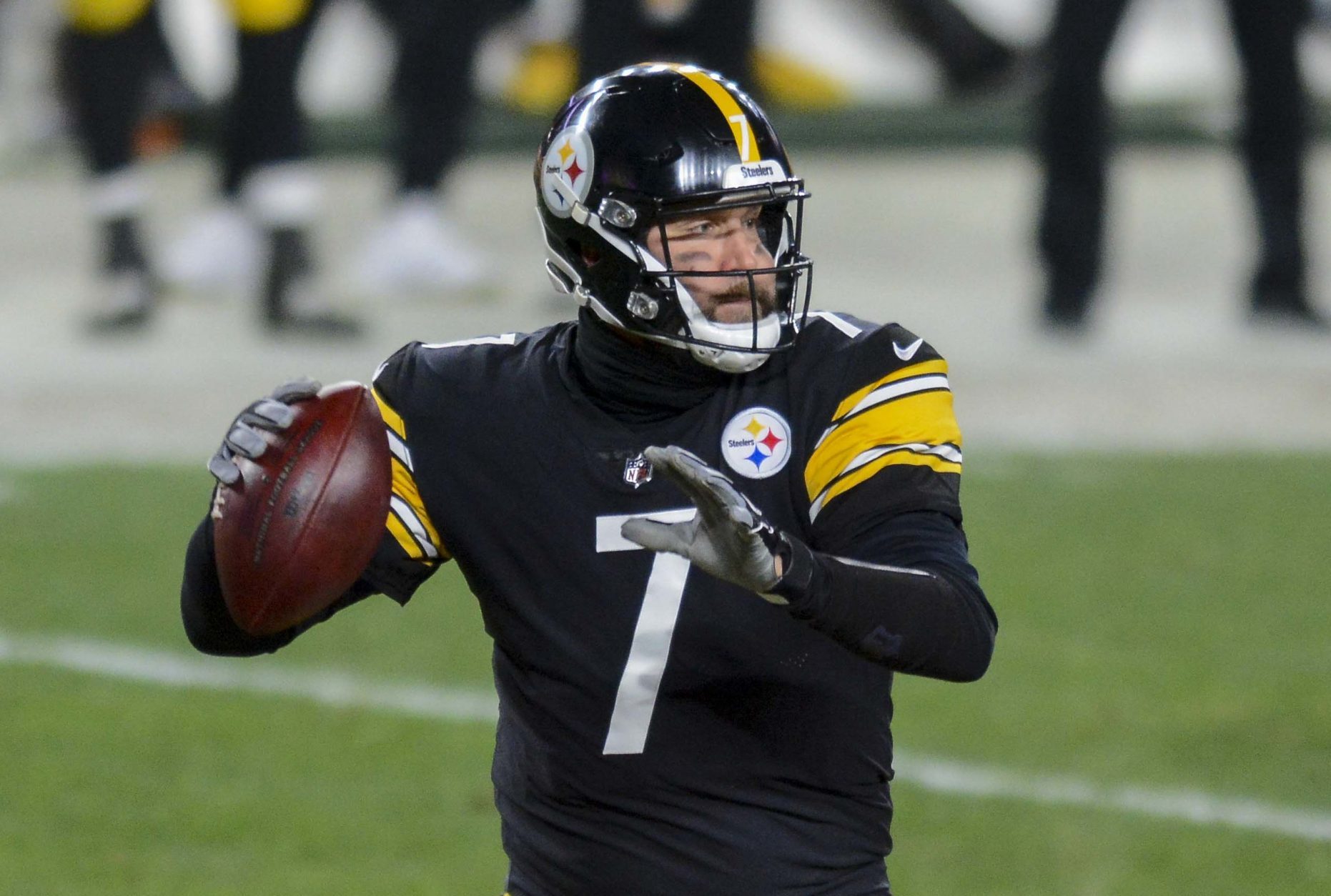 Steelers' Greg Lloyd Flipped Off The Broncos Bench After Being Ejected For  Hitting A Referee That Began The Crazy Man