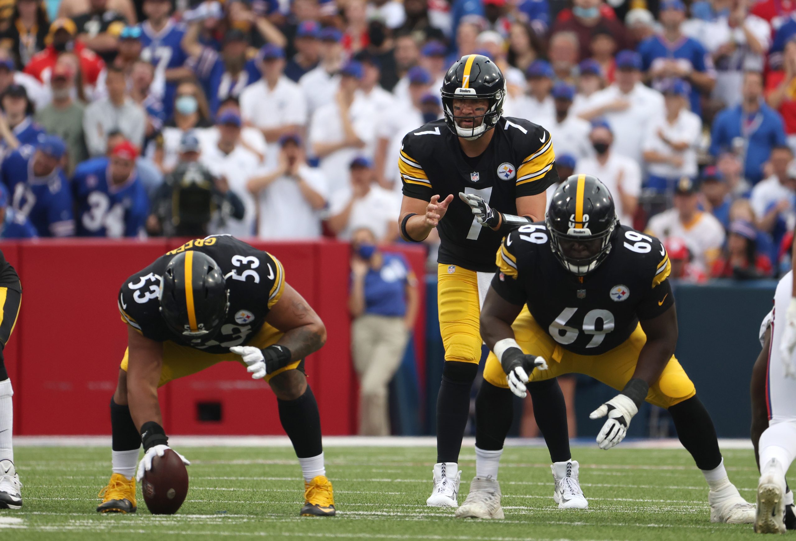 20 December: Pittsburgh Steelers Rashard Mendenhall (34) celebrates after  scoring a touchdown during the NFL football game between the Green Bay  Packers and the Pittsburgh Steelers at Heinz Field in Pittsburgh,  Pennsylvania.