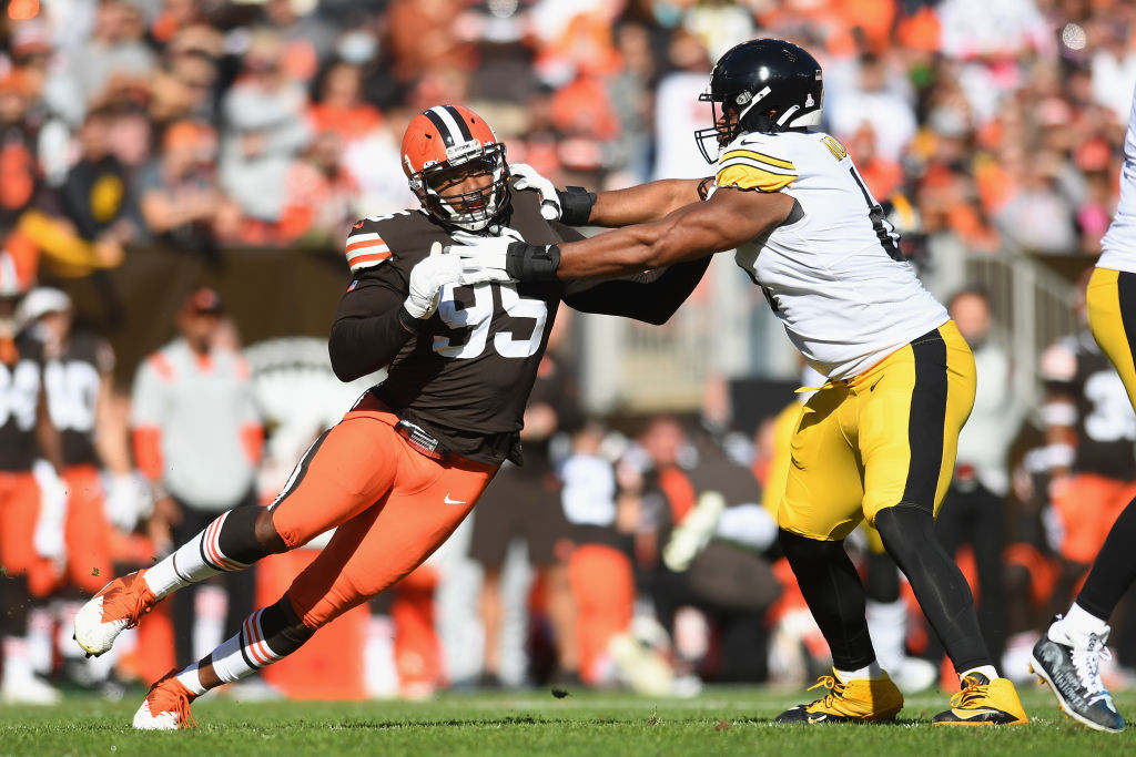 Dan Moore Jr. #65 of the Pittsburgh Steelers looks on against the News  Photo - Getty Images