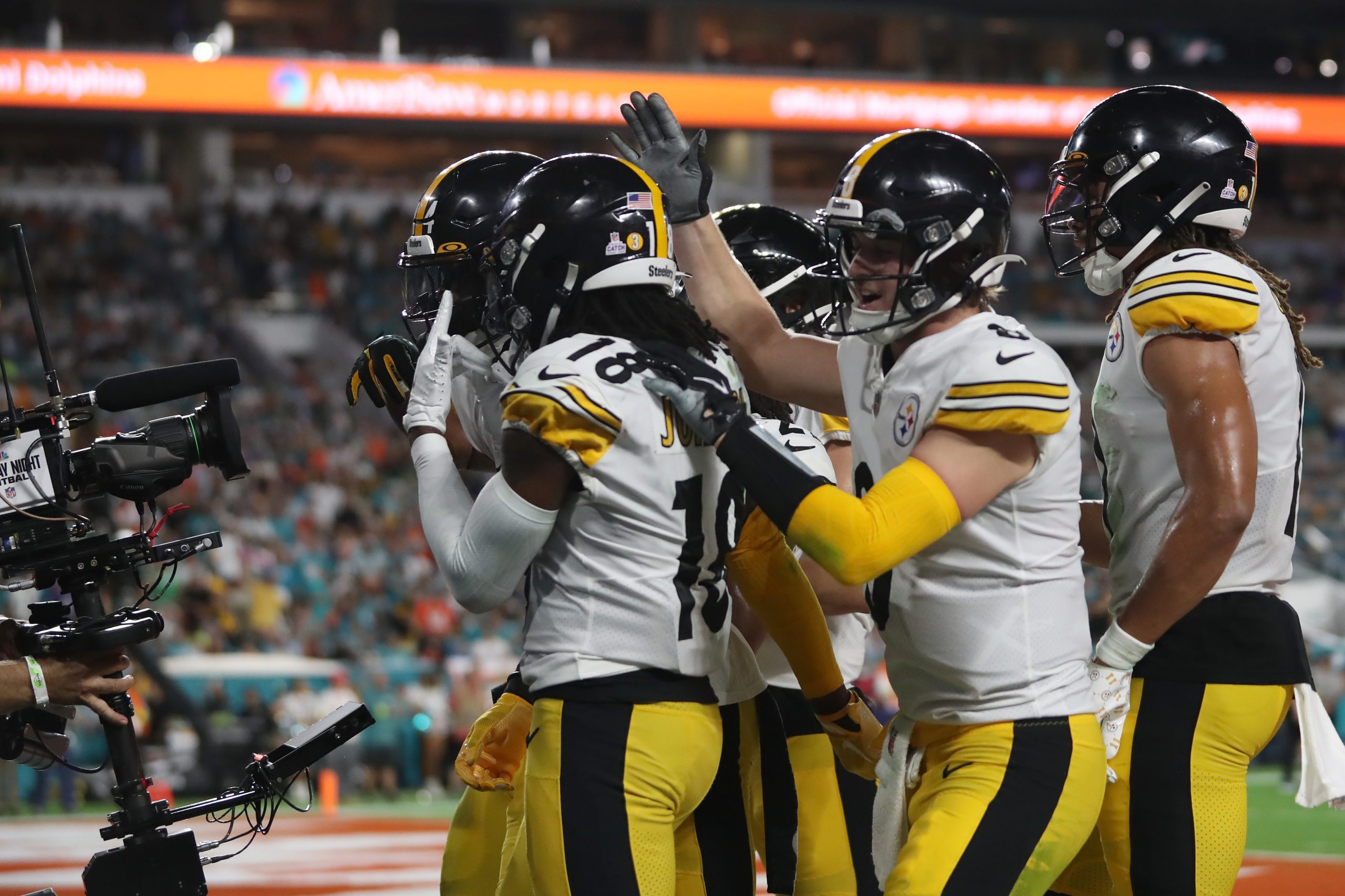 Najee Harris of the Pittsburgh Steelers celebrates with George News  Photo - Getty Images