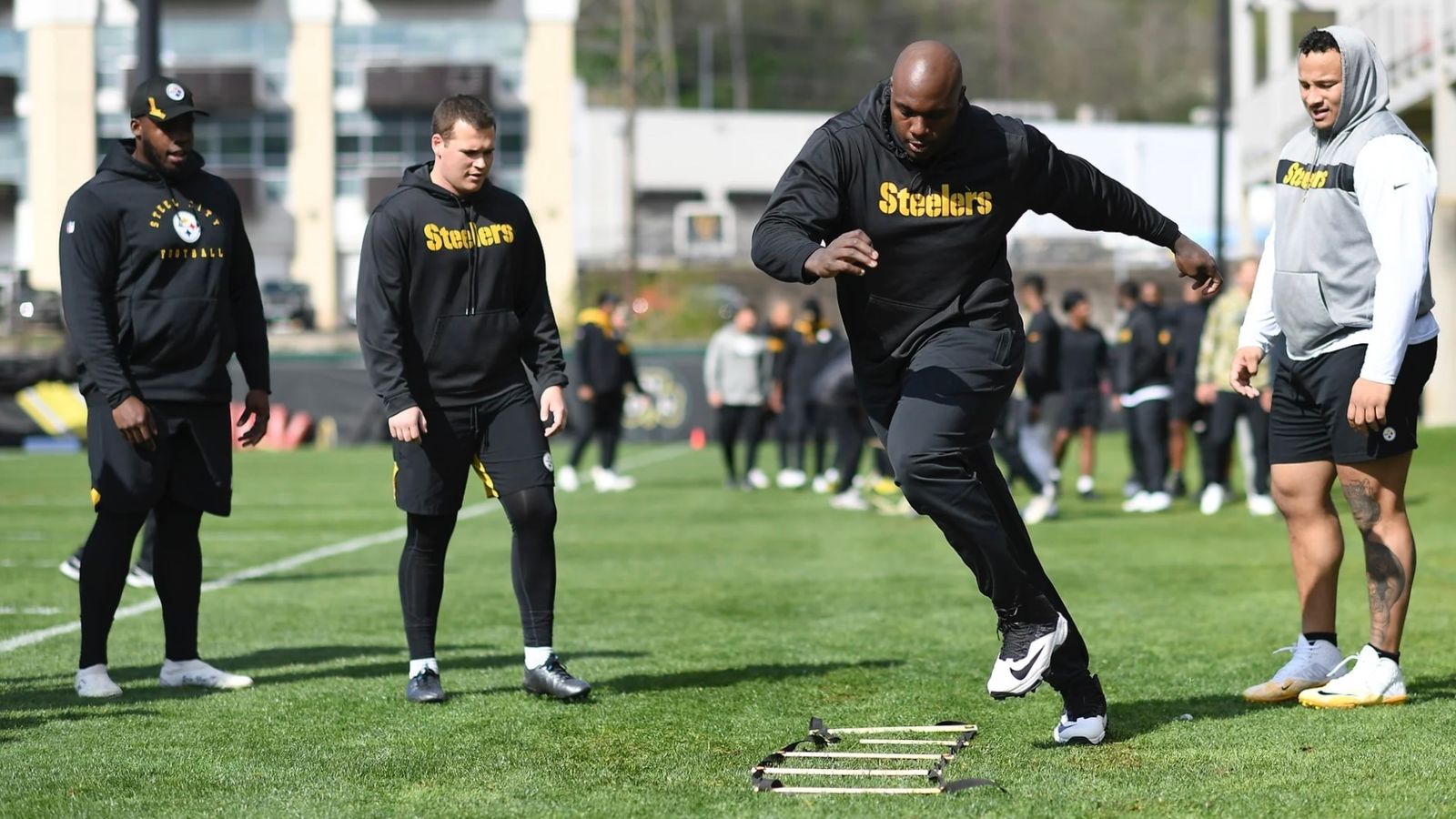 Pittsburgh Steelers offensive lineman James Daniels participates in an NFL  football practice, Tuesday, May 24, 2022, in Pittsburgh. (AP Photo/Keith  Srakocic Stock Photo - Alamy