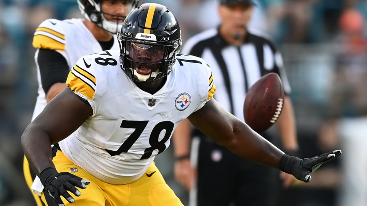 The Pittsburgh Steelers' Offensive Line Is Finally Starting To Gel; Unit  Moves Up 7 Spots In PFF's Rankings