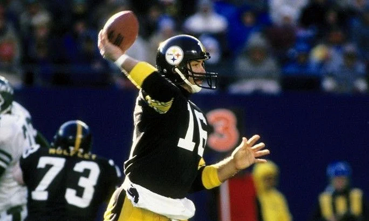 Quarterback Terry Bradshaw of the Pittsburgh Steelers drops back to