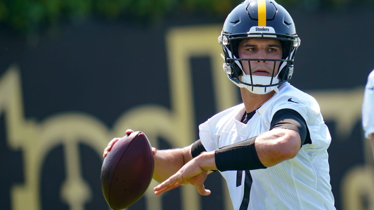 Pittsbugh, USA. 29th Oct, 2019. Pittsburgh Steelers quarterback Mason  Rudolph (2) straight arms Miami Dolphins middle linebacker Raekwon McMillan  (52) during the third quarter of the Steelers 27-14 win against the Miami