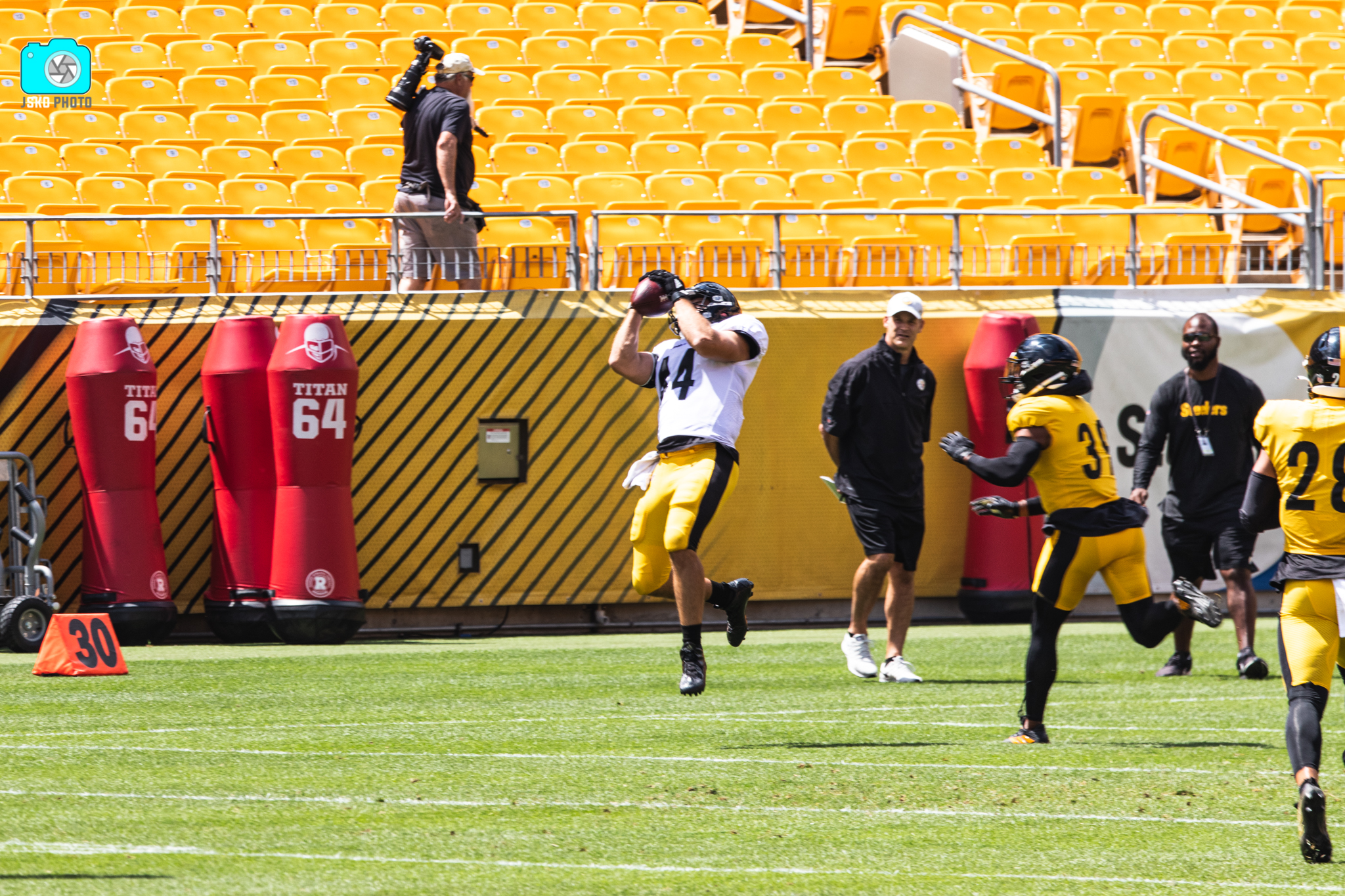 Pittsburgh Steelers fullback Derek Watt (44) communicates to a teammate  during warmups before an NFL football game, Sunday, Oct. 10, 2021 in  Pittsburgh. (AP Photo/Matt Durisko Stock Photo - Alamy