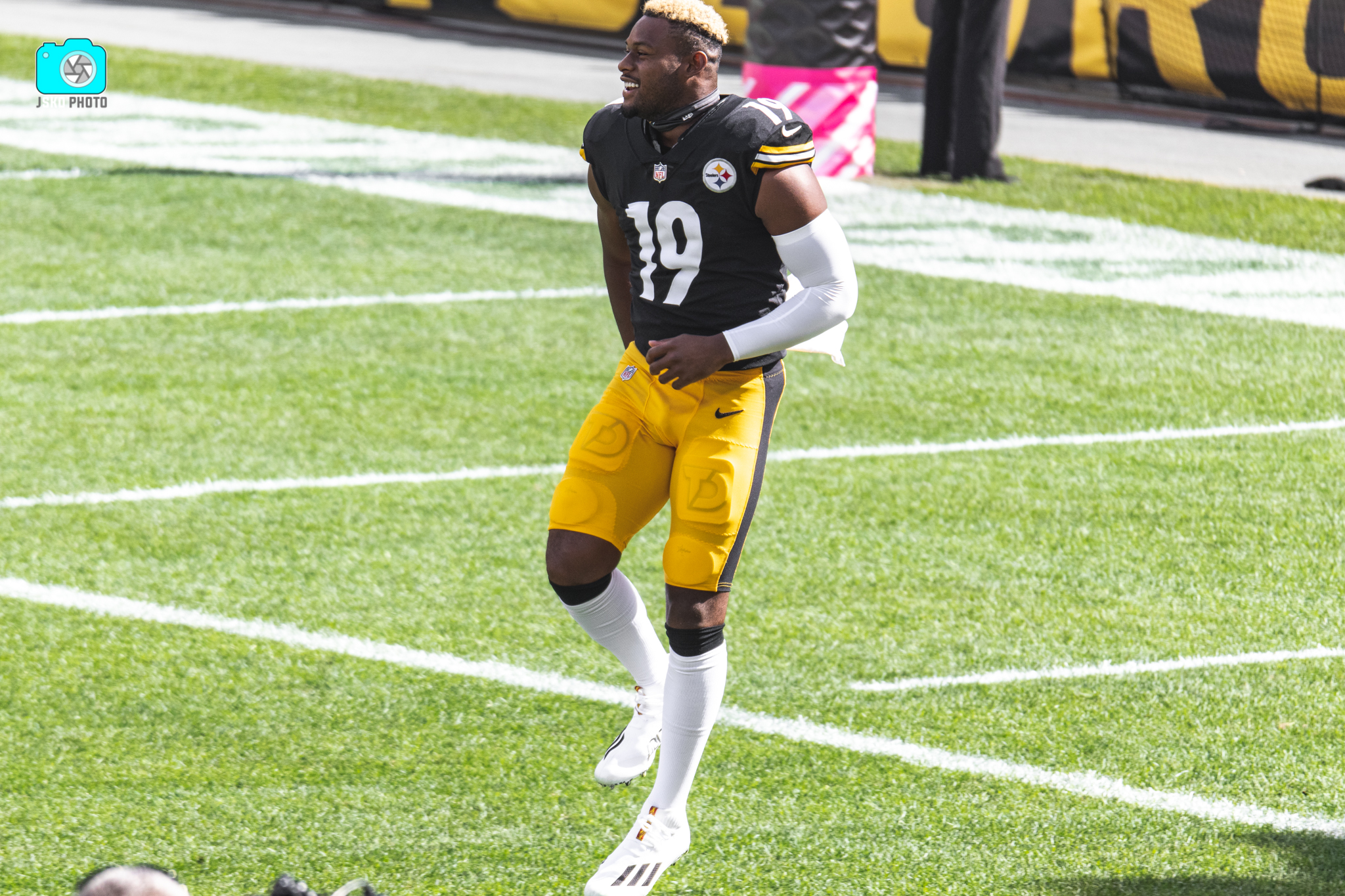 Pittsburgh Steelers wide receiver JuJu Smith-Schuster (19) warms-up before  an NFL football game against the Dallas Cowboys, Sunday, Nov. 8, 2020, in  Arlington, Texas. Pittsburgh won 24-19. (AP Photo/Brandon Wade Stock Photo 