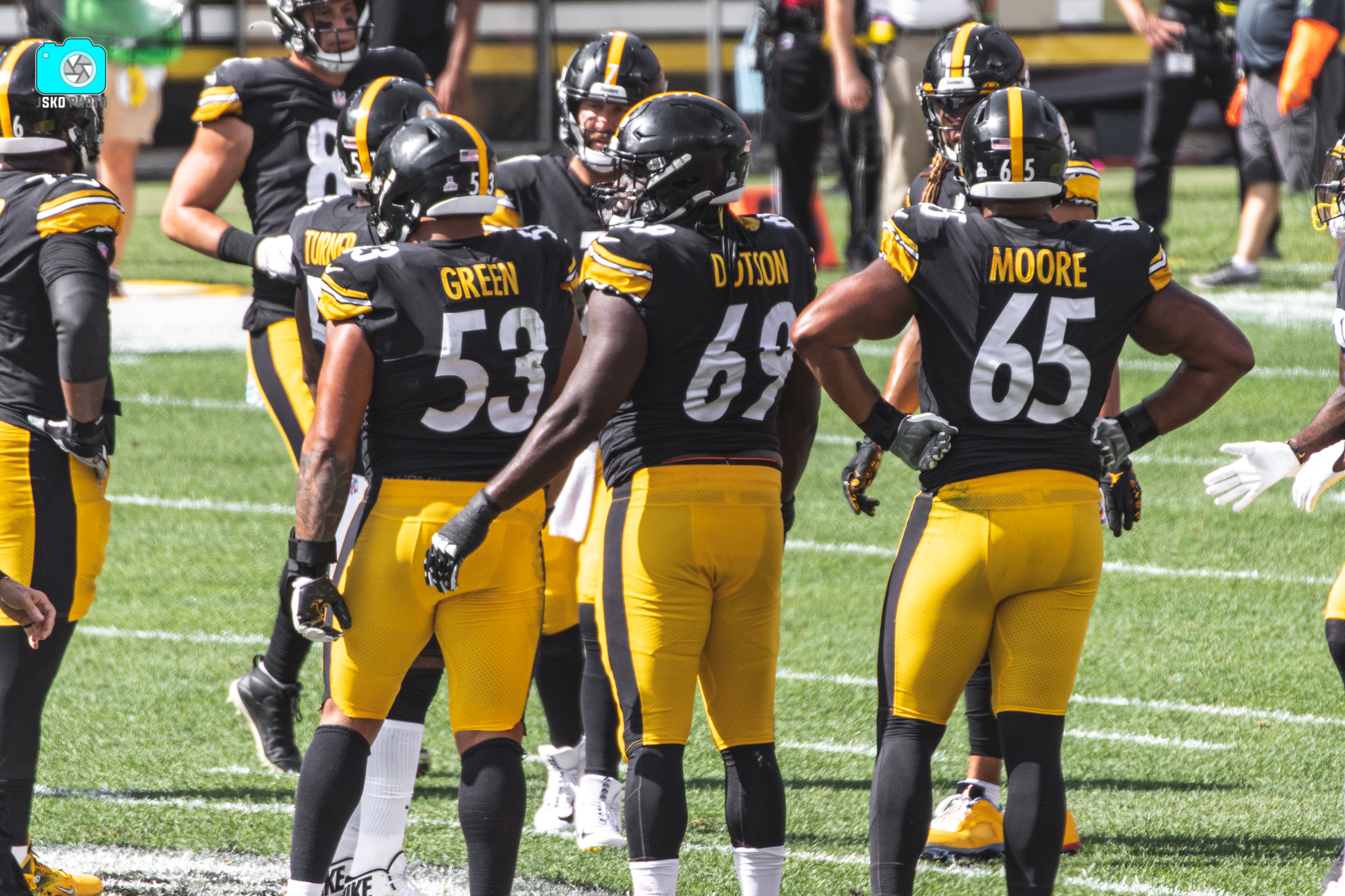 Pittsburgh Steelers offensive tackle Dan Moore Jr. (65) shuffles