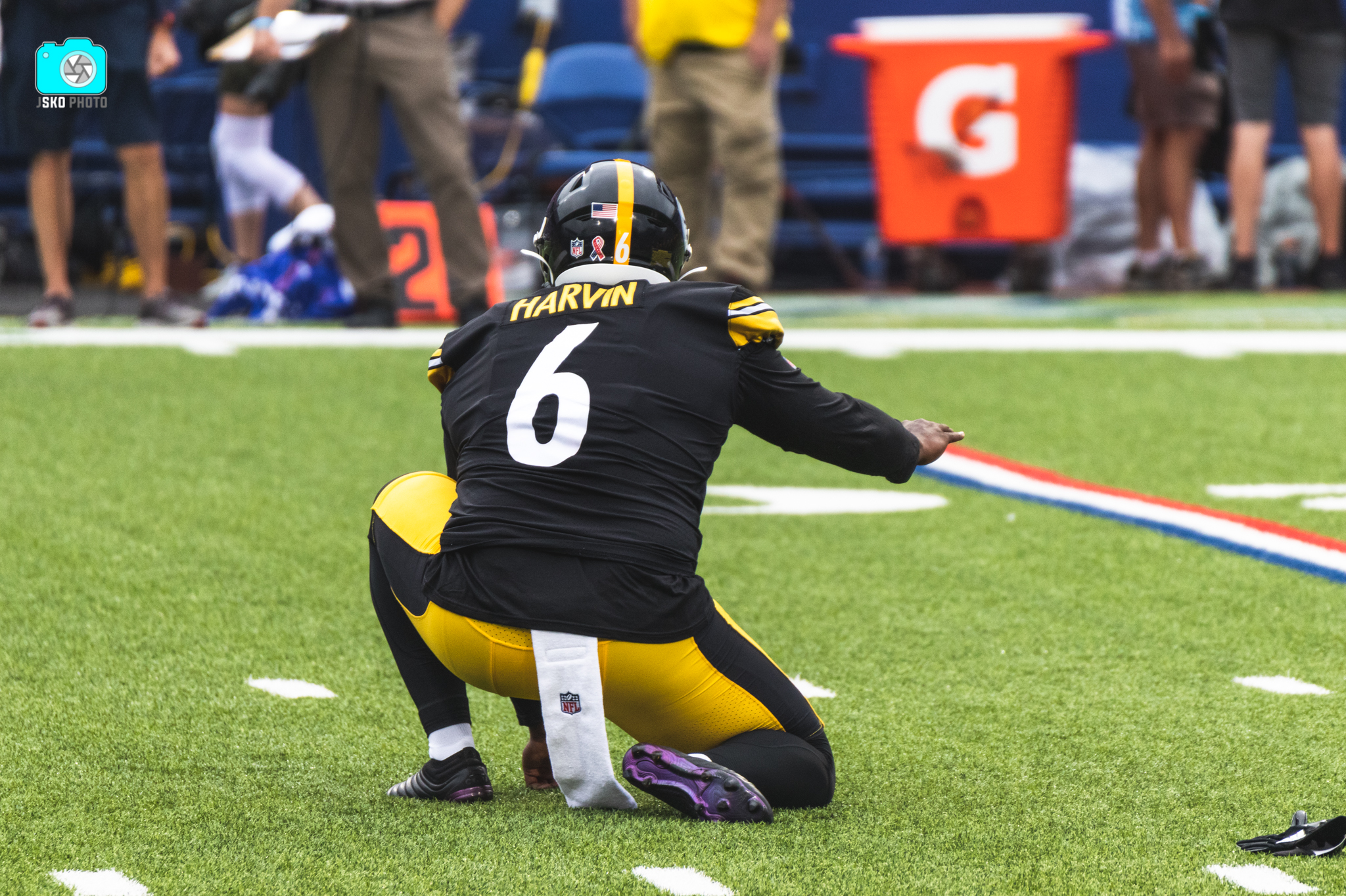 CHARLOTTE, NC - DECEMBER 18: Pittsburgh Steelers punter Pressley Harvin III  (6) during an NFL football game between the Pittsburg Steelers and the  Carolina Panthers on December 18, 2022 at Bank of