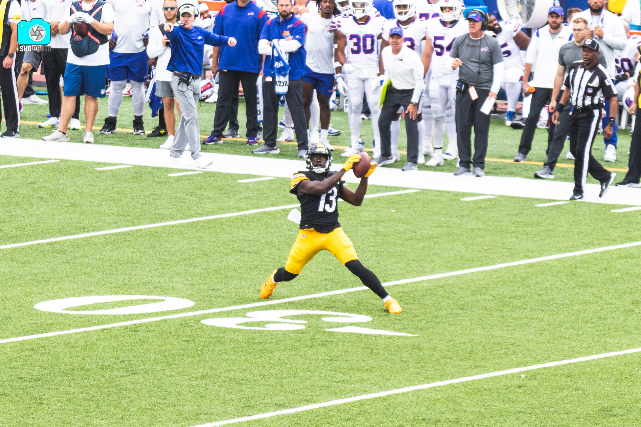 Pittsburgh Steelers wide receiver JuJu Smith-Schuster (19) warms-up before  an NFL football game against the Dallas Cowboys, Sunday, Nov. 8, 2020, in  Arlington, Texas. Pittsburgh won 24-19. (AP Photo/Brandon Wade Stock Photo 