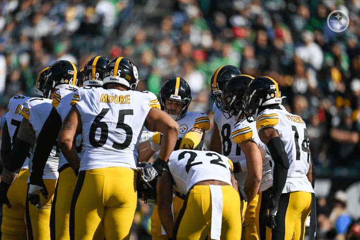 Pittsburgh Steelers quarterback Kenny Pickett in action during an NFL  football game against the Philadelphia Eagles, Sunday, Oct. 30, 2022, in  Philadelphia. (AP Photo/Derik Hamilton Stock Photo - Alamy