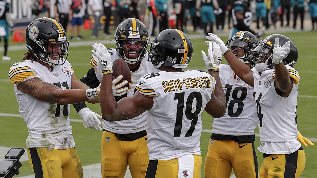 Pittsburgh Steelers wide receiver JuJu Smith-Schuster (19) makes a catch  during an NFL football practice, Wednesday, Aug. 18, 2021, in Pittsburgh.  (AP Photo/Keith Srakocic Stock Photo - Alamy