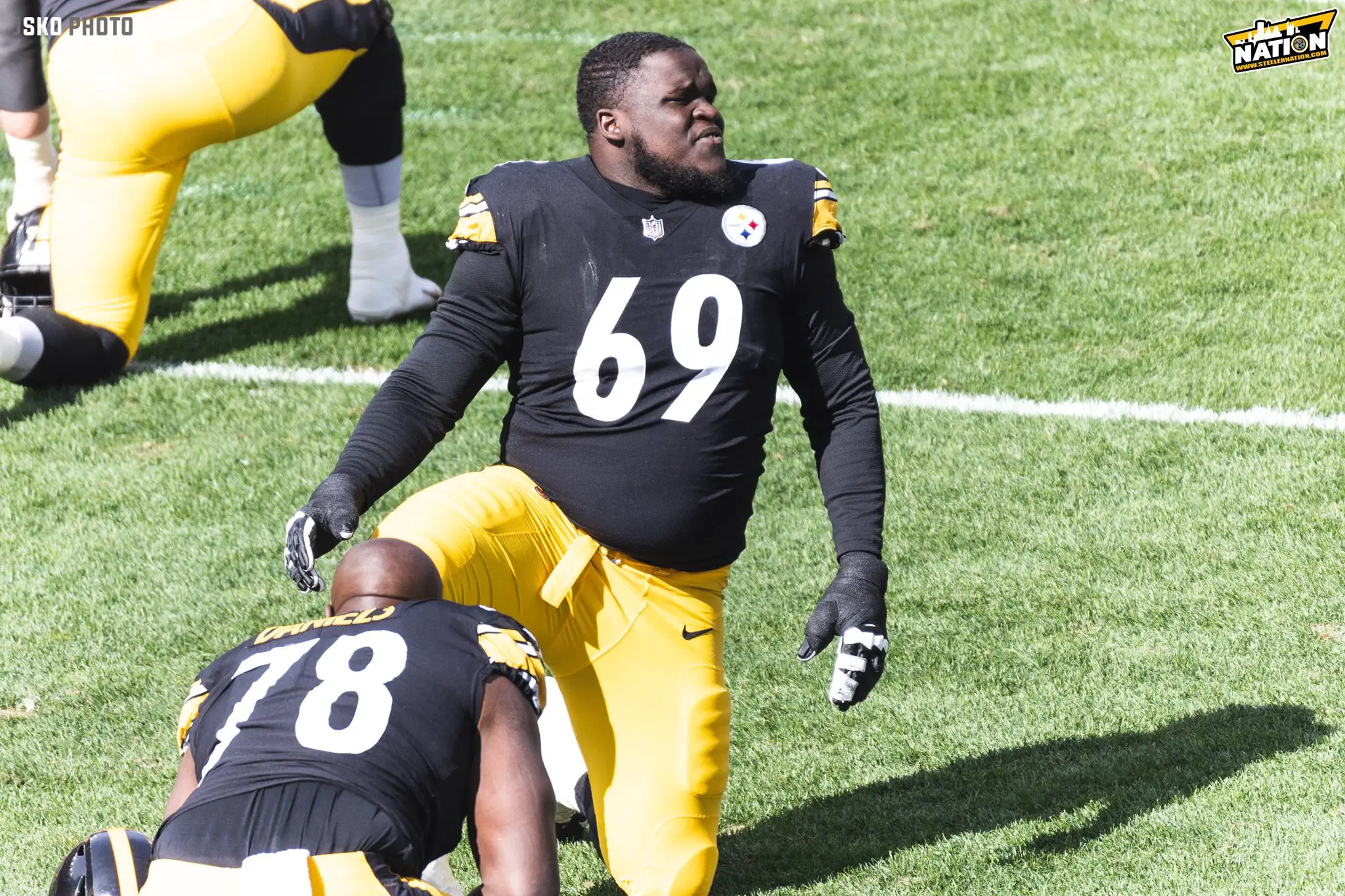 Pittsburgh Steelers offensive tackle Dan Moore Jr. (65) shuffles for the  play during an NFL football game against the Cincinnati Bengals, Sunday,  Nov. 28, 2021, in Cincinnati. (AP Photo/Emilee Chinn Stock Photo - Alamy