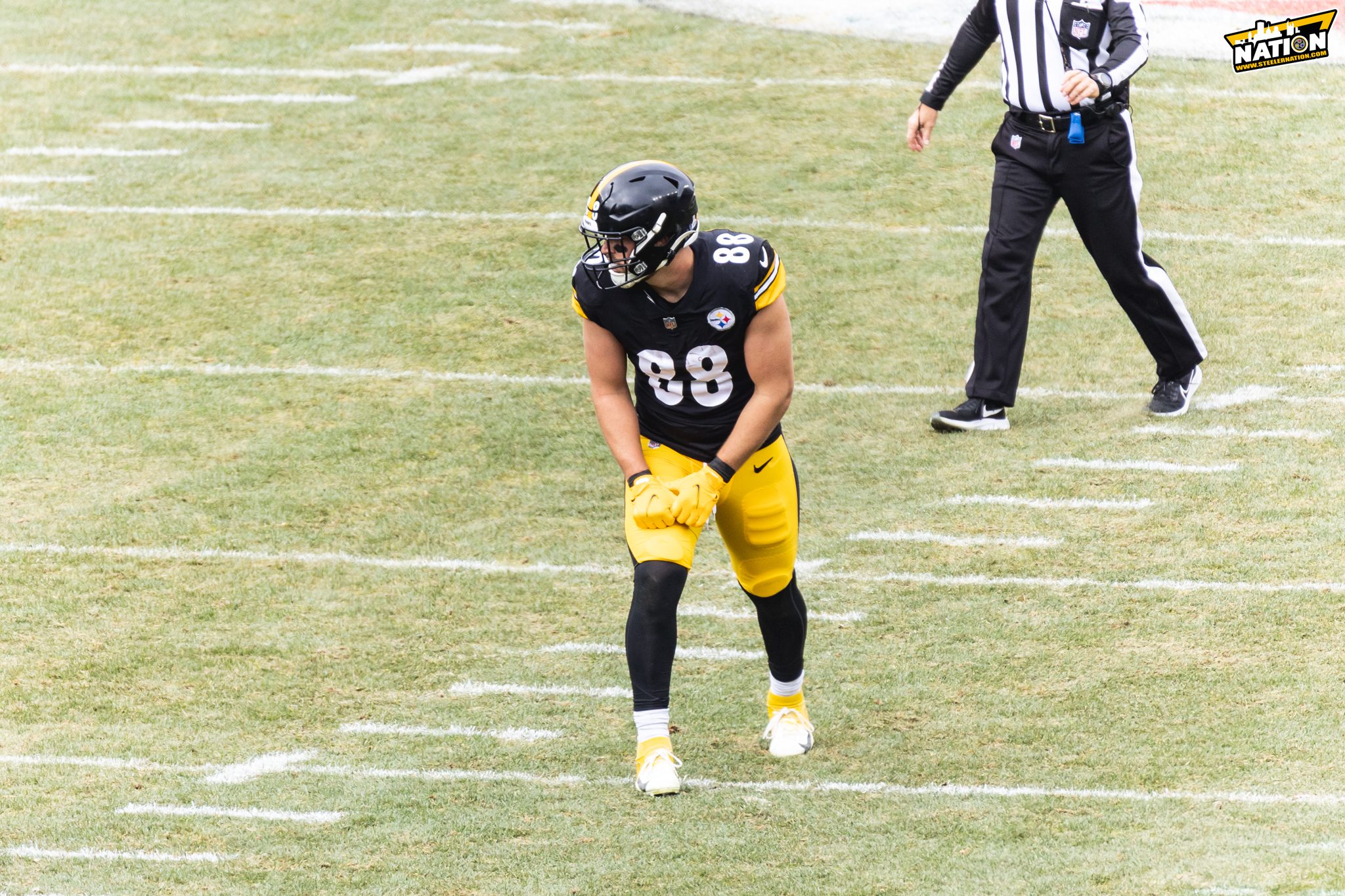 Steelers players and coaches arrive to game wearing Franco Harris jerseys