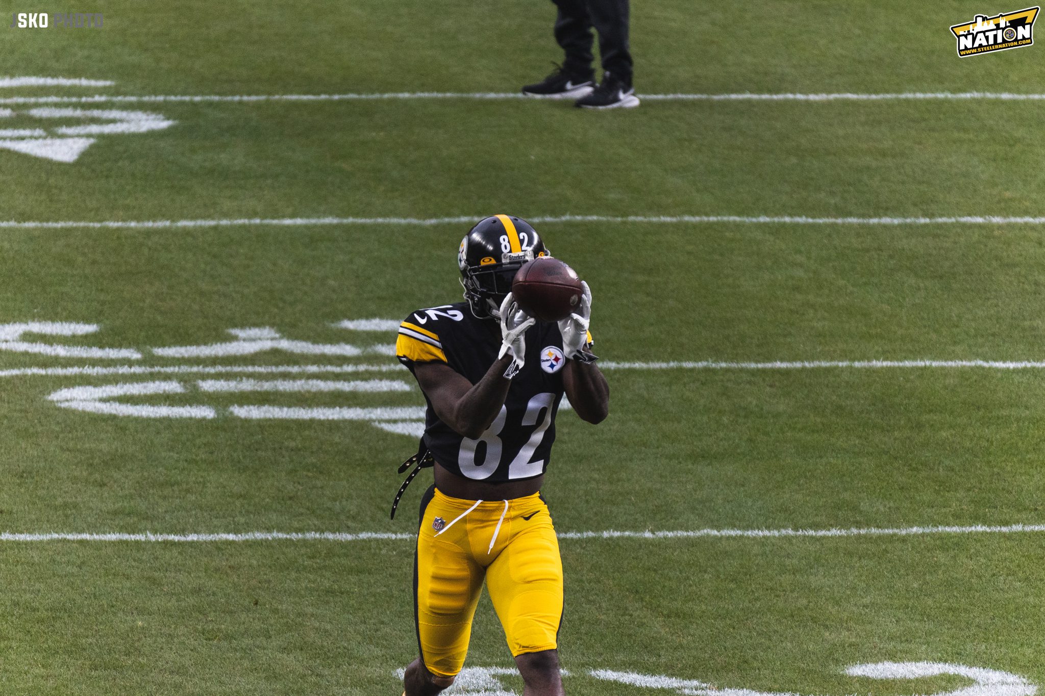 Pittsburgh Steelers wide receiver Steven Sims shakes a pair of