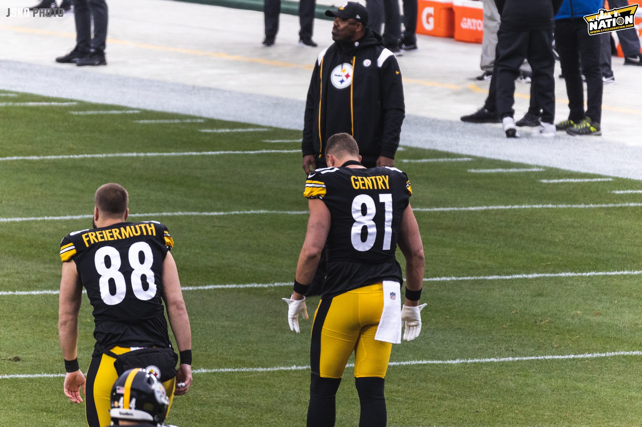 Pittsburgh Steelers tight end Zach Gentry (81) and quarterback