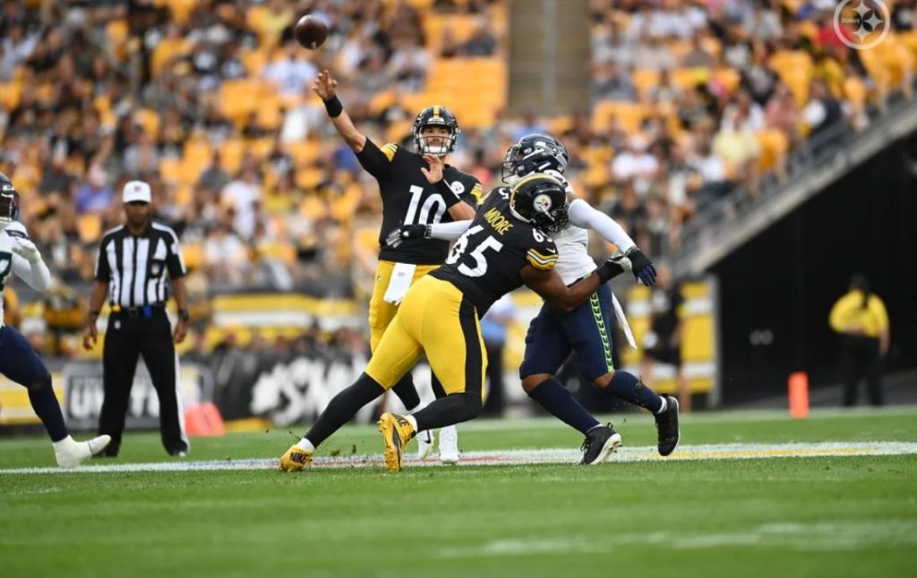 Dan Moore Jr. #65 of the Pittsburgh Steelers looks on against the News  Photo - Getty Images