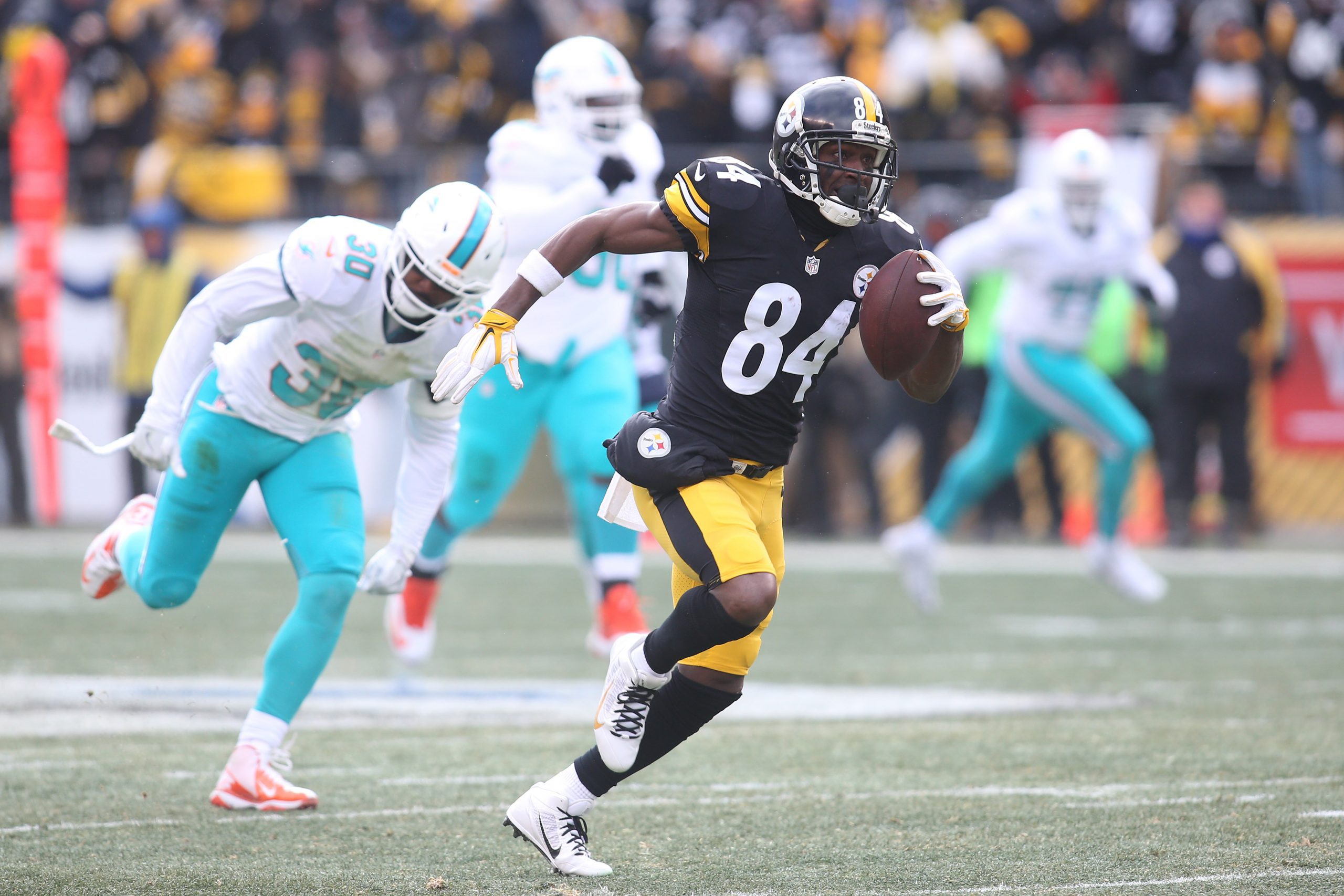 Pittsburgh Steelers wide receiver Antonio Brown (84) runs off the field  following his touchdown against the Tennessee Titans in the first quarter  at Heinz Field in Pittsburgh on November 16, 2017. Photo