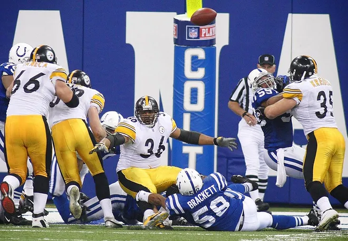 Pittsburgh Steelers' Jerome Bettis rushes against the Seattle Seahawks  during the Super Bowl XL football game Sunday, Feb. 5, 2006, in Detroit.  The Steelers won, 21-10. (AP Photo/Gene J. Puskar Stock Photo - Alamy