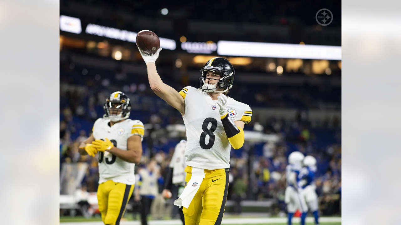 Las Vegas, Nevada, USA. 24th Sep, 2023. September 24th, 2023 Pittsburgh  Steelers offensive coordinator, Matt Canada sitting on the bench looking up  during pregame at Pittsburgh Steelers vs Las Vegas Raiders in