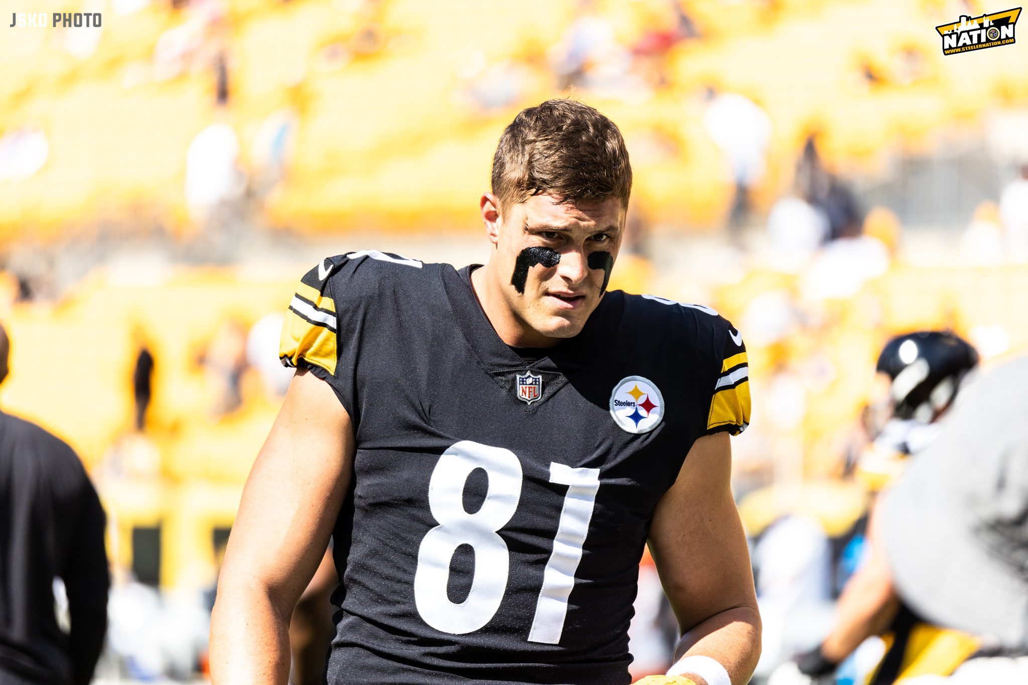 Pittsburgh Steelers tight end Zach Gentry, left, quarterback Kenny