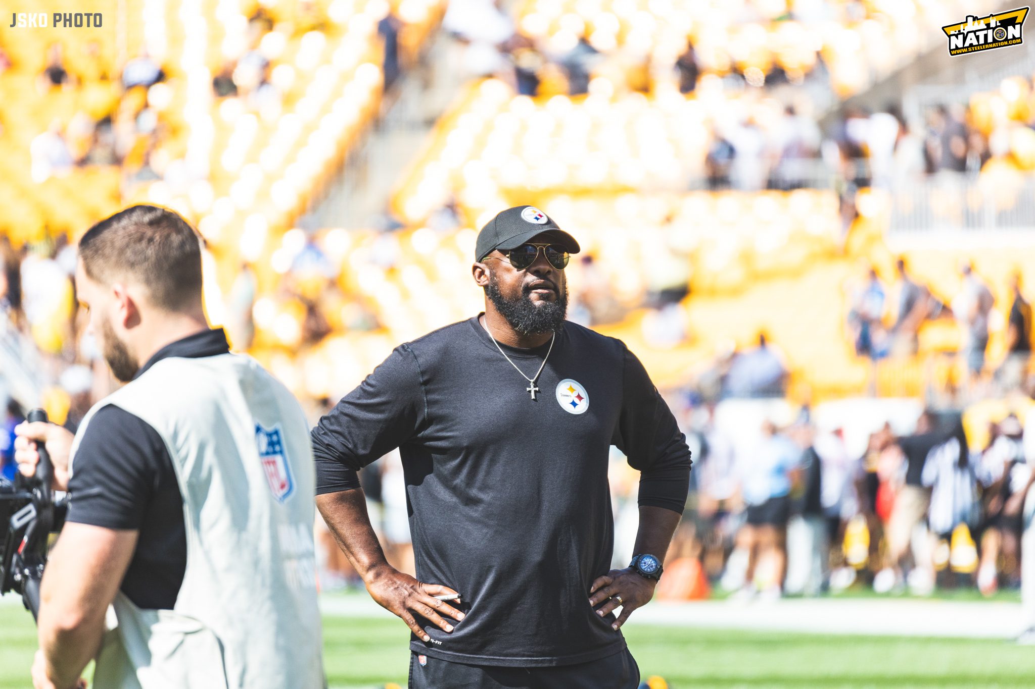 Steelers' Greg Lloyd Flipped Off The Broncos Bench After Being Ejected For  Hitting A Referee That Began The Crazy Man