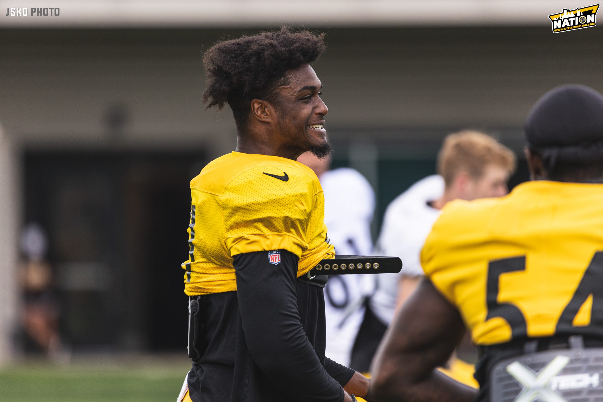 Steelers' Jaylen Warren Gets Some Revenge As He Flexes On Elandon Roberts  After A Savage Backs-On-Backers Drill