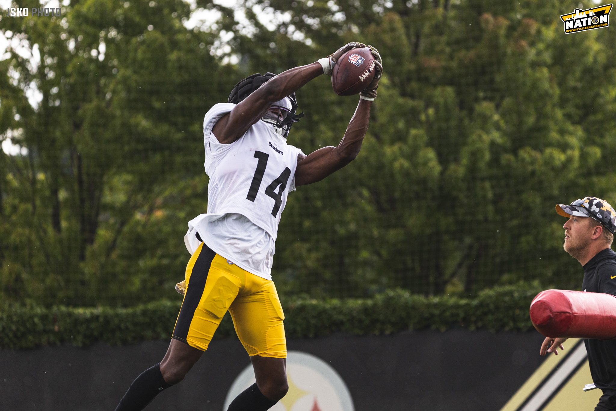 Steelers Rookie George Pickens Looking Like A Bona Fide Star And Is  Stealing The Show In Team's 2022 Visit To Latrobe