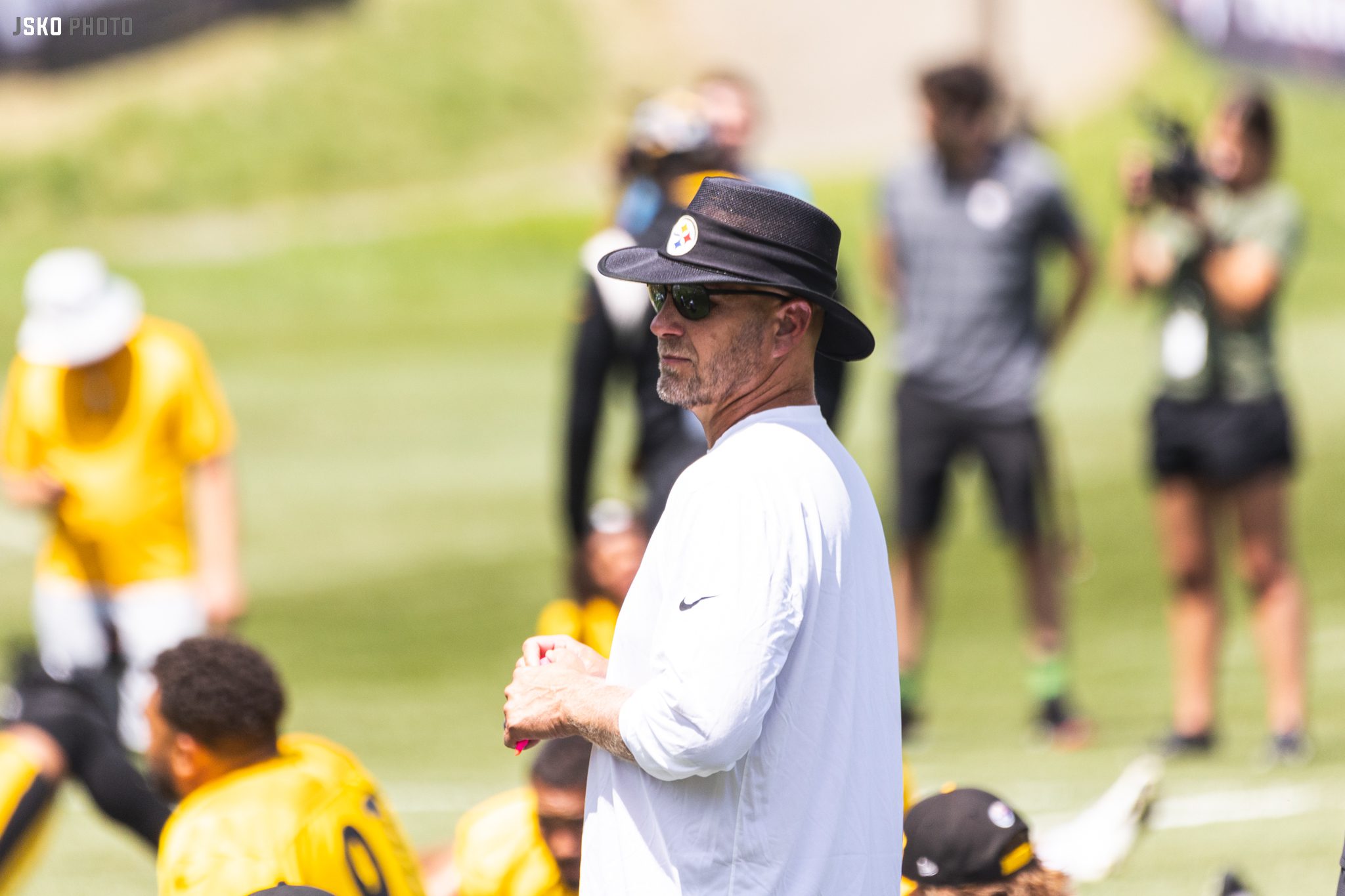 Las Vegas, Nevada, USA. 24th Sep, 2023. September 24th, 2023 Pittsburgh  Steelers offensive coordinator, Matt Canada sitting on the bench looking up  during pregame at Pittsburgh Steelers vs Las Vegas Raiders in