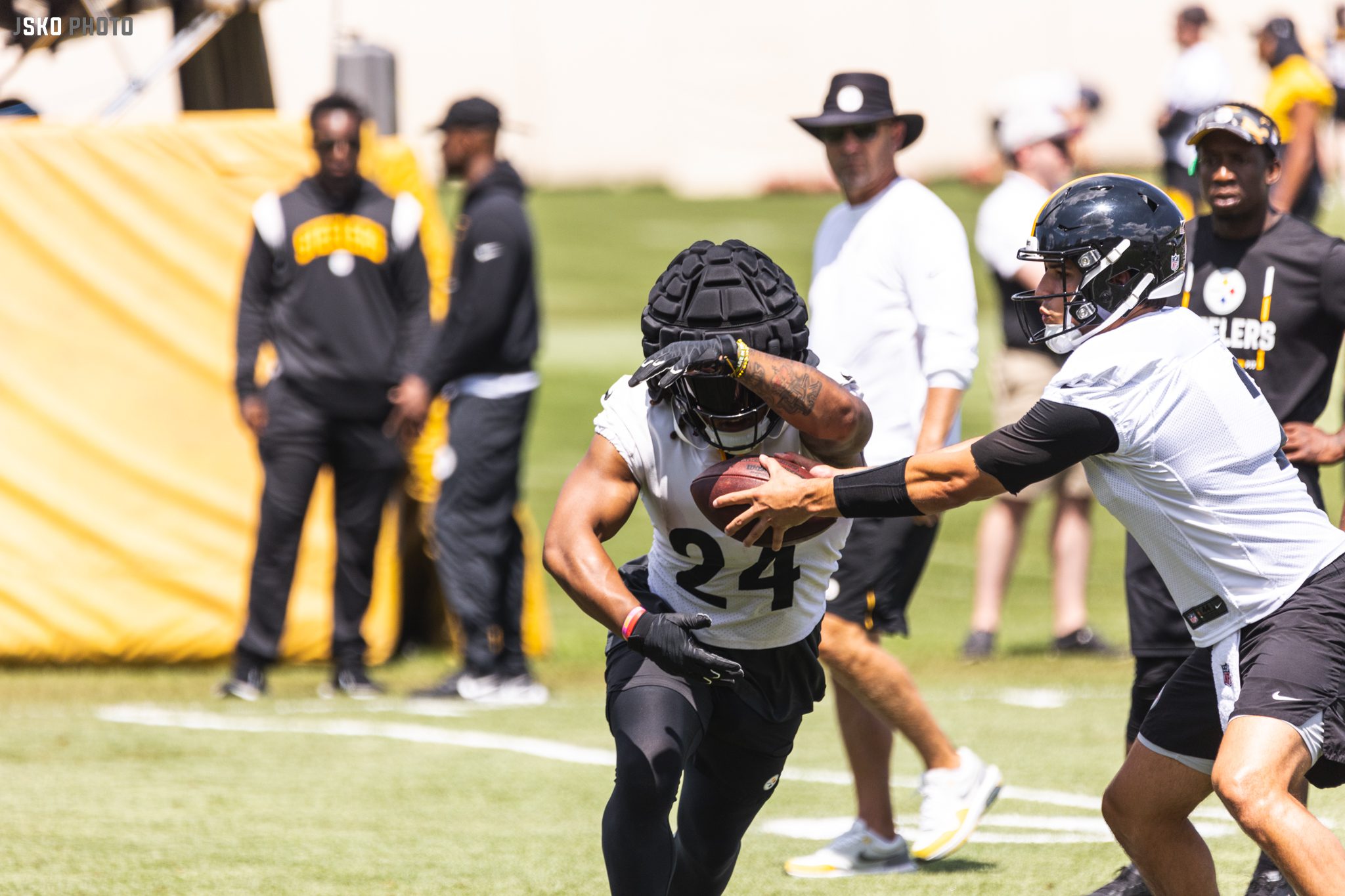 Najee Harris injury updates: Steelers RB leaves training camp due to foot  injury - DraftKings Network