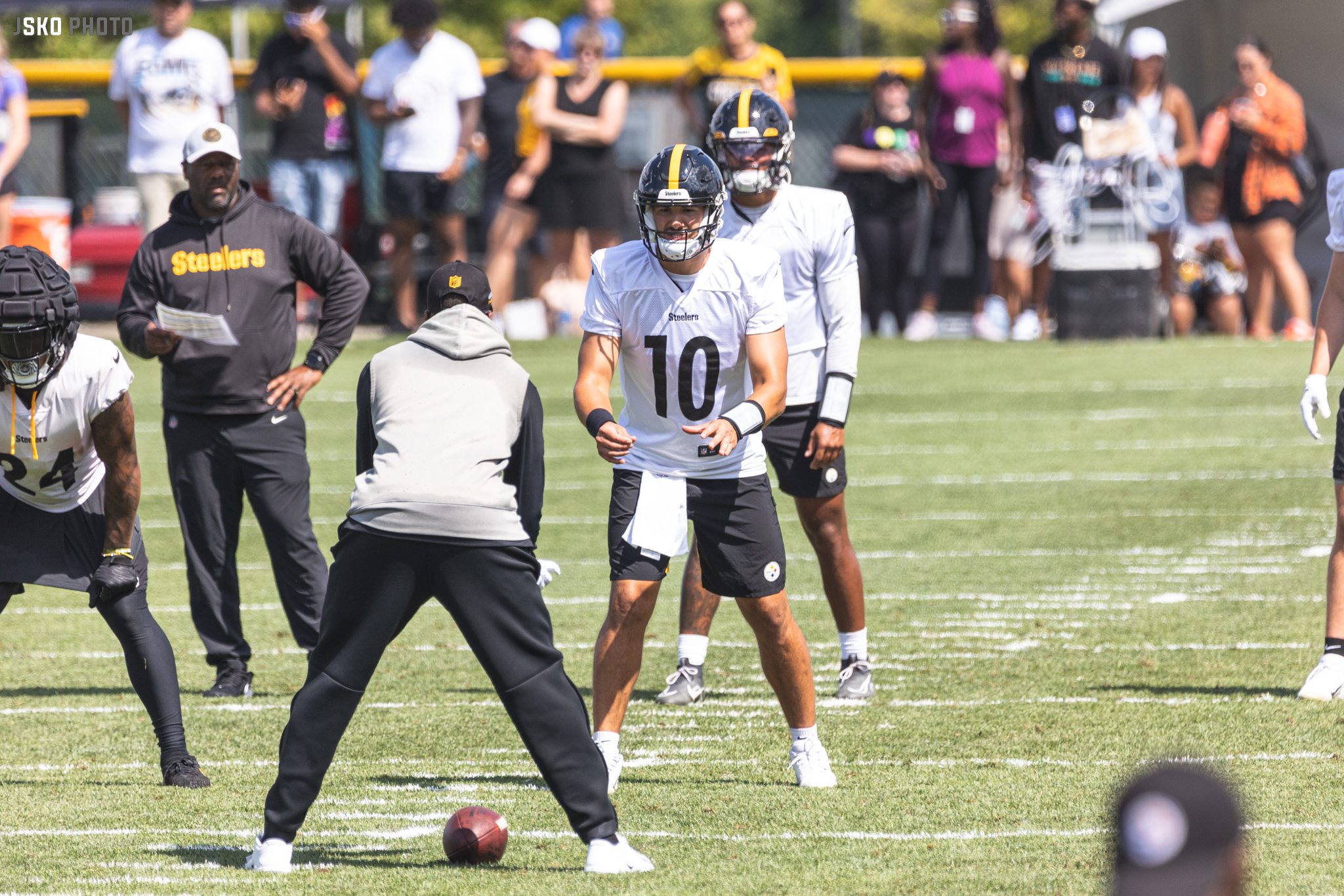 Steelers rookie Kenny Pickett finds end zone on gritty runs after replacing  Mitch Trubisky