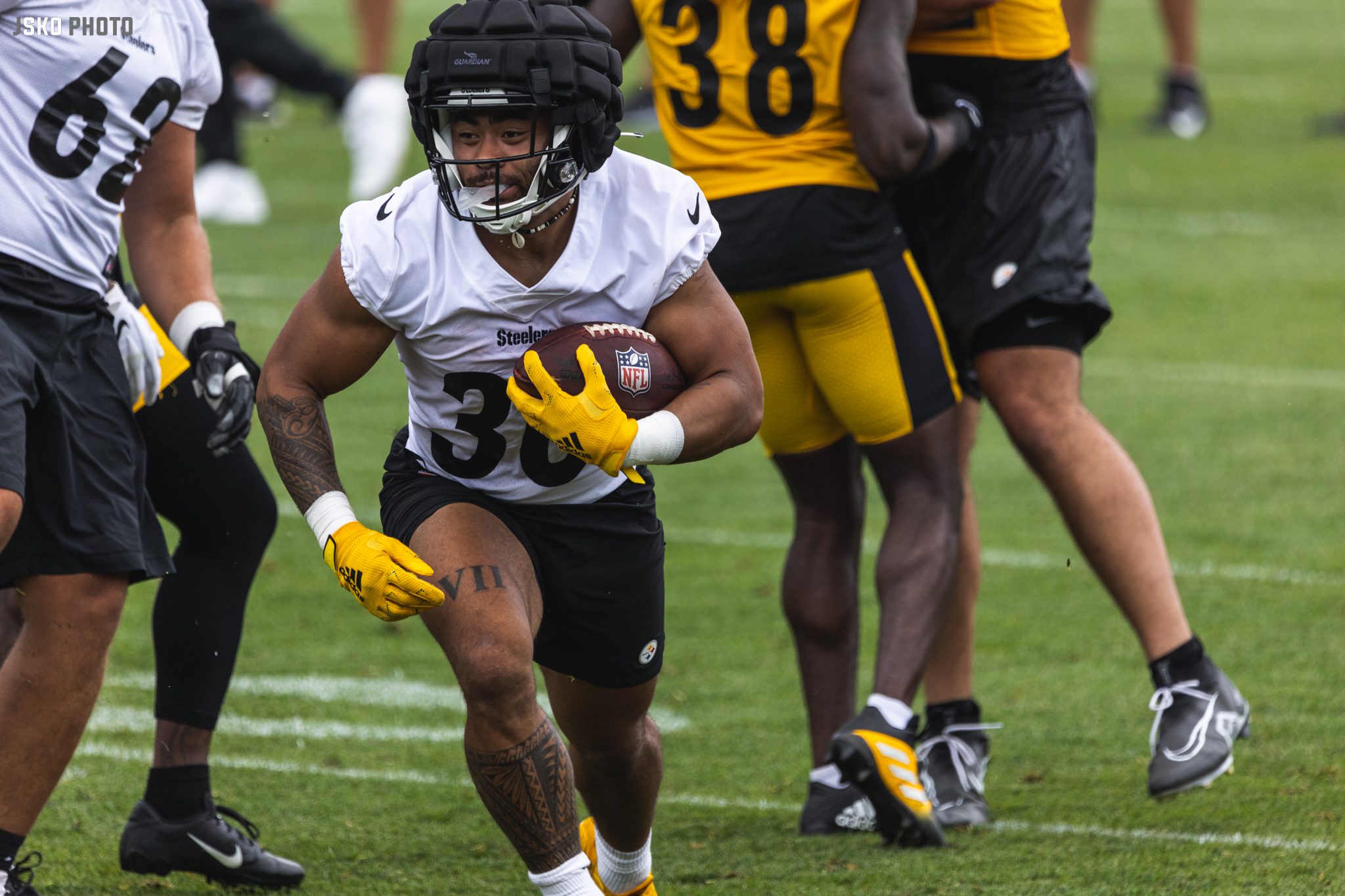 Steelers waive/injured RB Master Teague, sign another running back