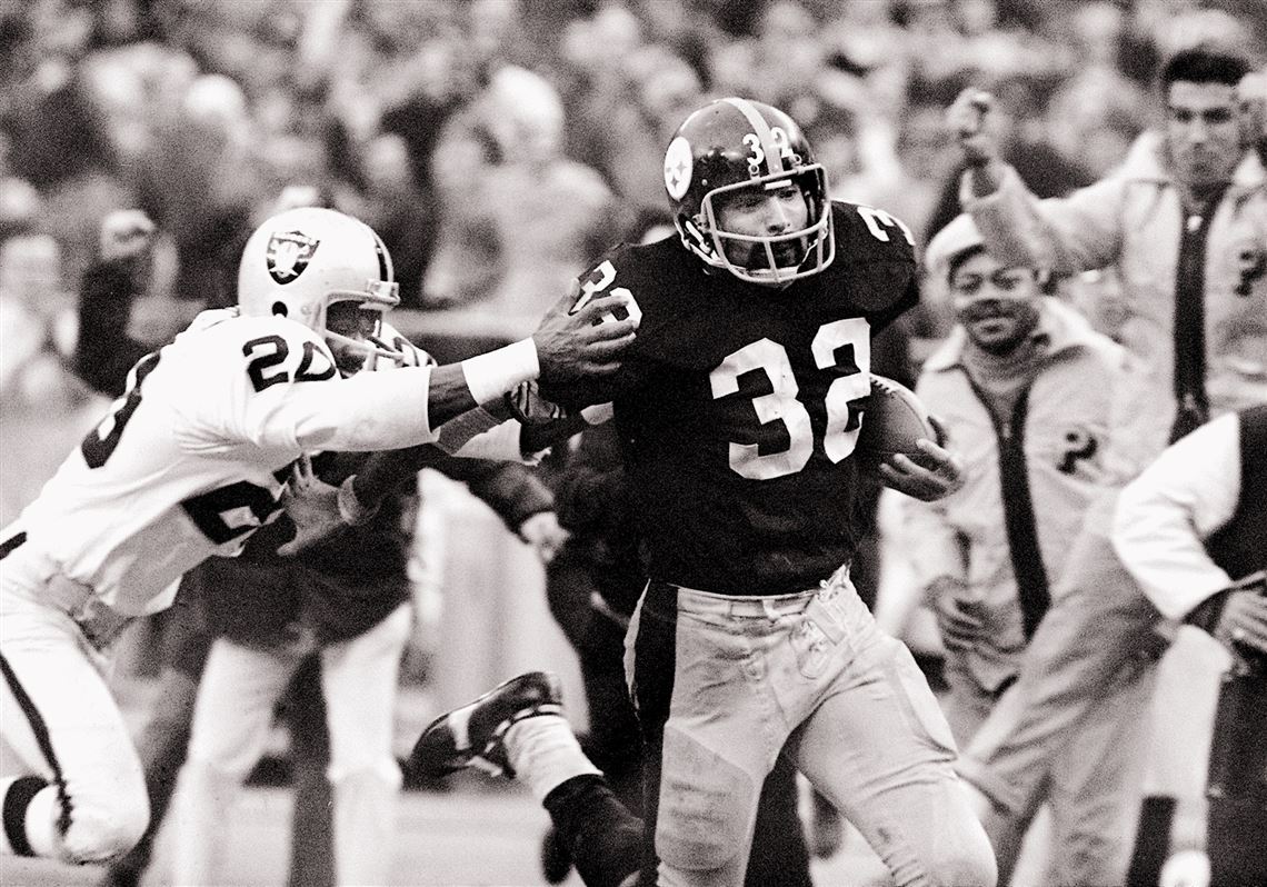 Airport's statue of Pittsburgh Steeler Franco Harris now impromptu memorial  - The Points Guy