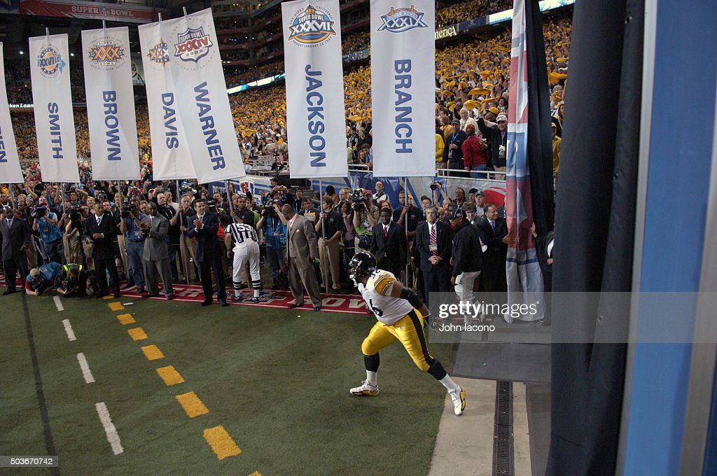 Jerome Bettis, Pittsburgh Steelers runningback warms up at Super Bowl XL  featuring the Seattle Seahawks and the Pittsburgh Steelers at Ford Field in  Detroit, Mi., on February 5, 2006. (UPI Photo/John Angelillo