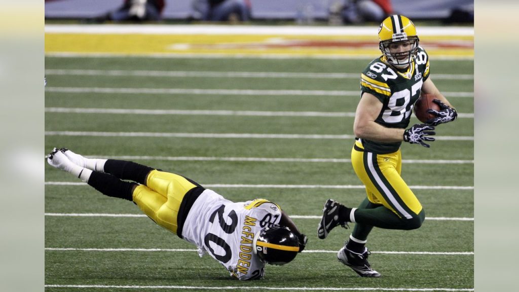 20 December: Pittsburgh Steelers Rashard Mendenhall (34) celebrates after  scoring a touchdown during the NFL football game between the Green Bay  Packers and the Pittsburgh Steelers at Heinz Field in Pittsburgh,  Pennsylvania.