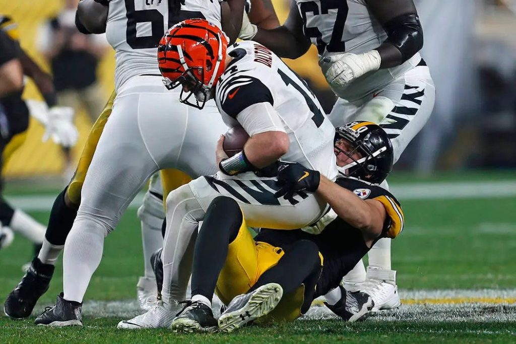 Pittsburgh Steelers outside linebacker T.J. Watt picks up second sack of 'Sunday  Night Football' game vs. Las Vegas Raiders