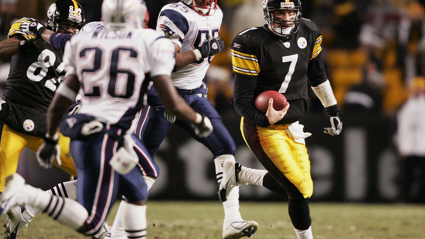 Pittsburgh Steelers Jerome Bettis and quarterback Ben Roethlisberger  reviews the photos on the sidelines of their touchdown in the fourth  quarter at Heinz Field on December 12, 2004 . The Steelers defeated