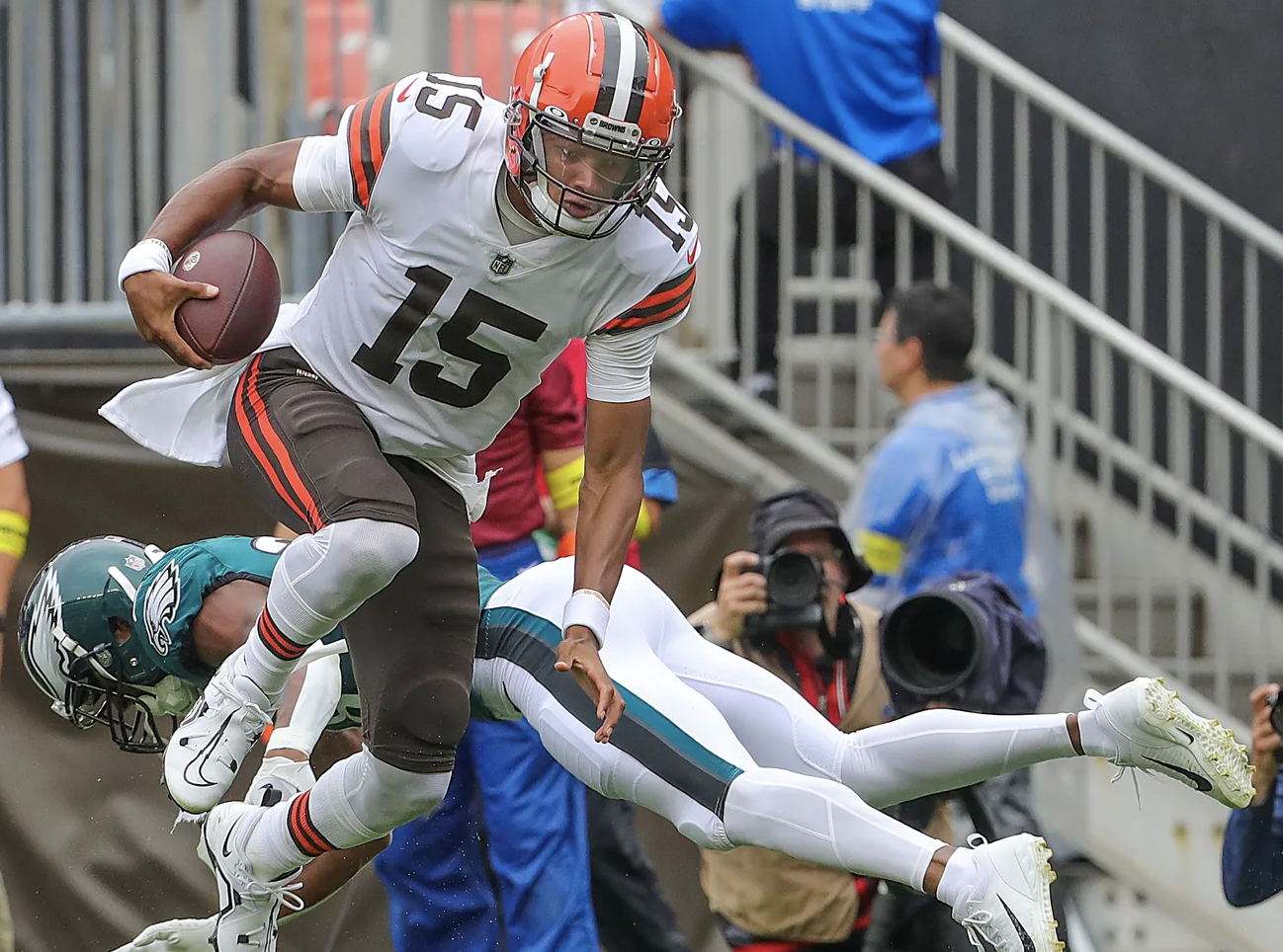 Roundup: QB Josh Dobbs staying with Steelers after agreeing to one-year deal