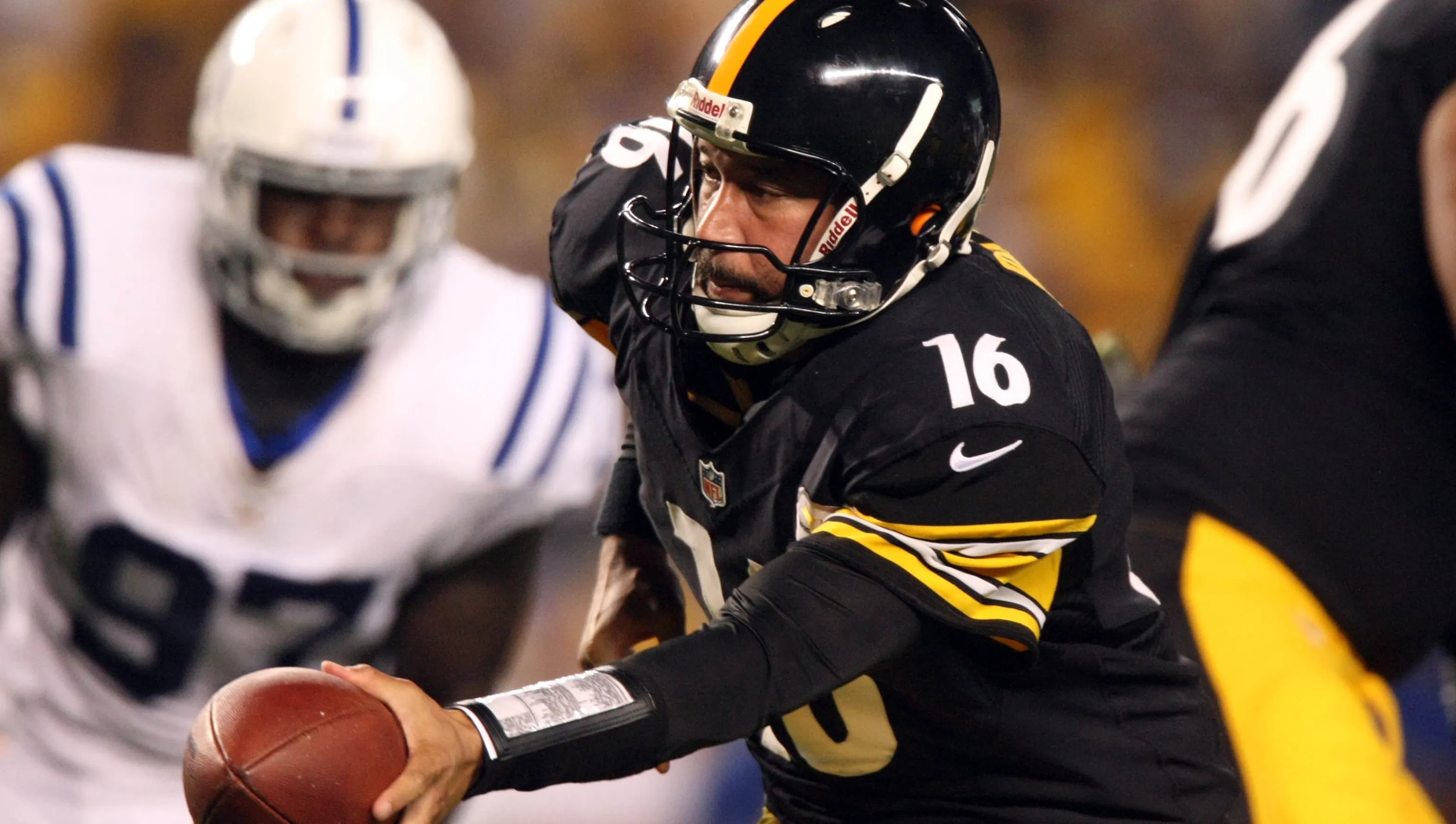 Pittsburgh Steelers backup quarterback Charlie Batch warms up on the  sidelines against the Buffalo Bills quarter NFL football action in  Pittsburgh, Sunday, Sept. 16, 2007. (AP Photo/Gene J. Puskar Stock Photo -  Alamy