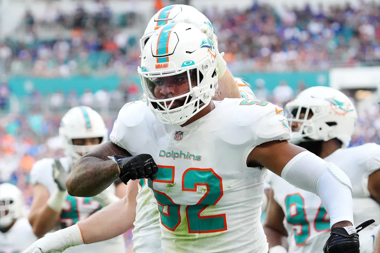 Dolphins re-sign Elandon Roberts for - Miami Dolphins Zone