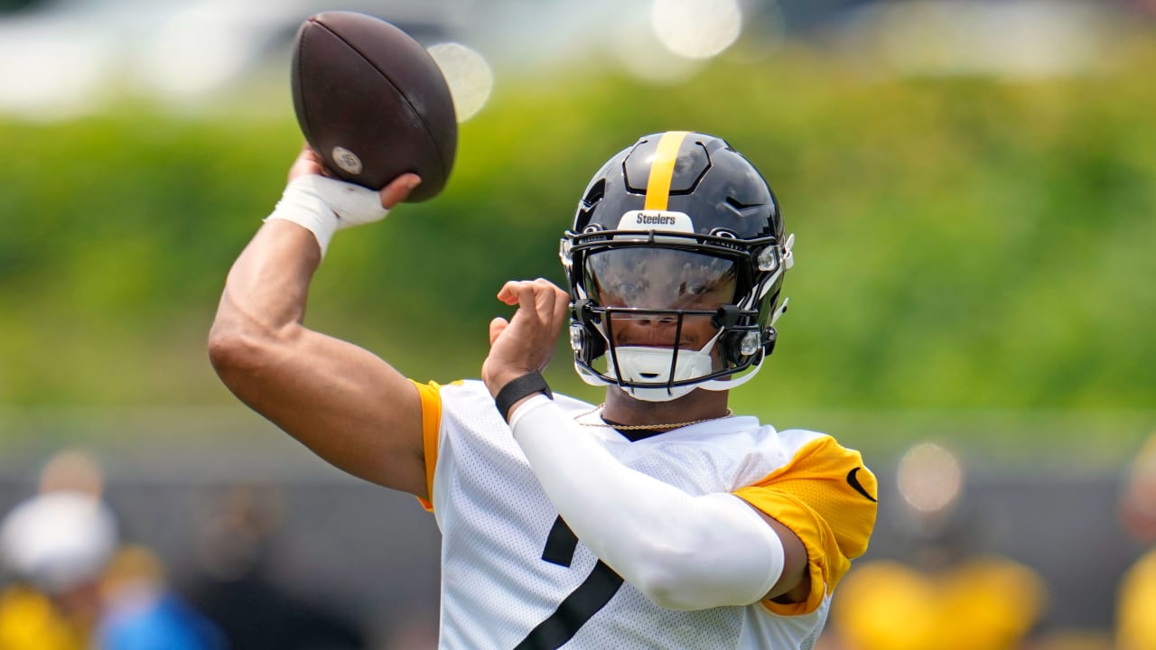 Steelers Should Absolutely Start Justin Fields In Week 1: "It'd Be ...