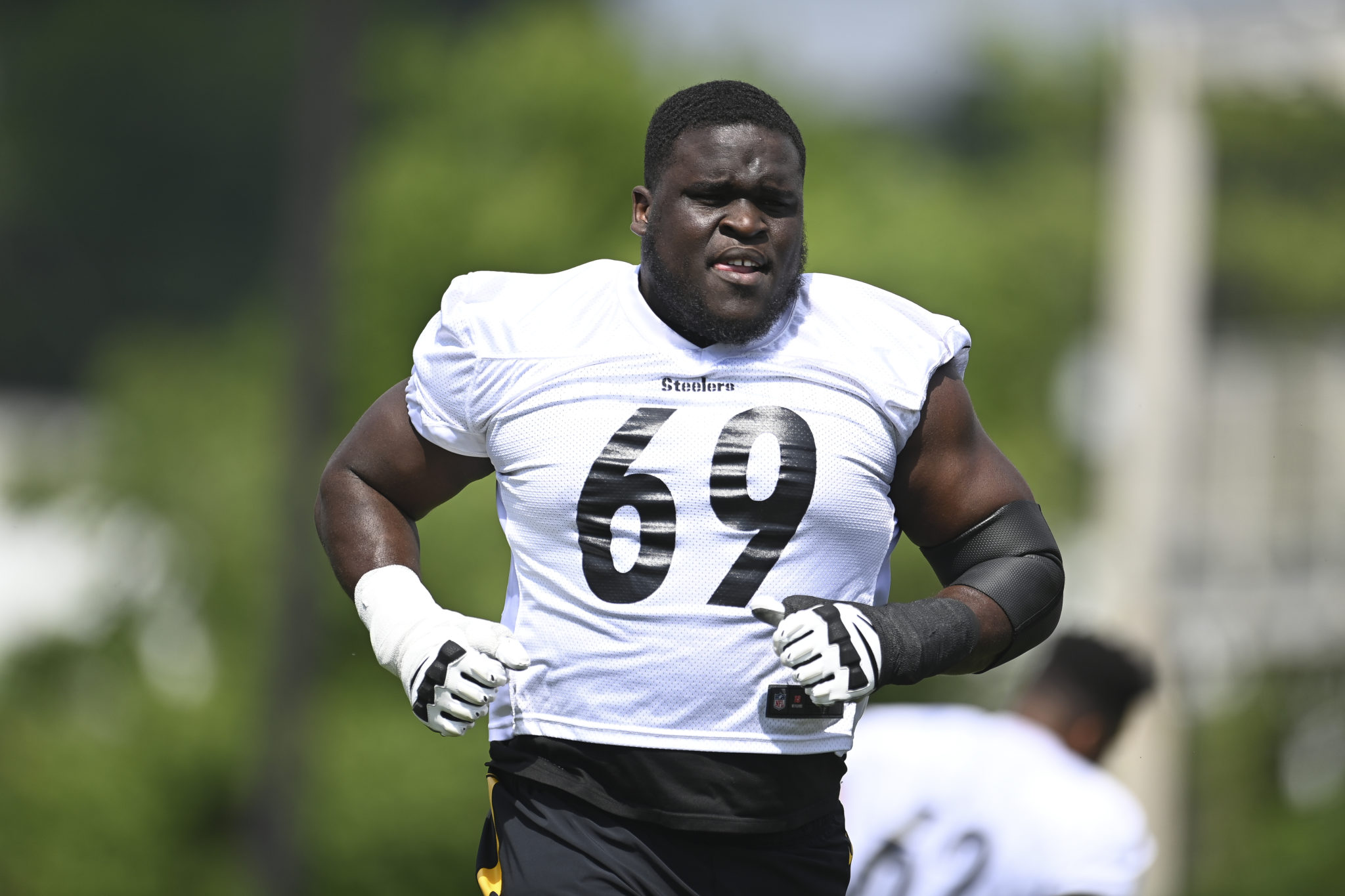 Former Steeler says team can't give up on Kevin Dotson yet