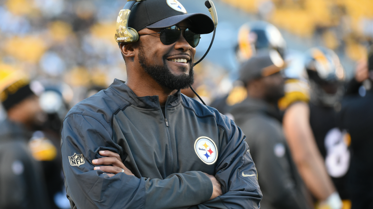 Head coach Mike Tomlin of the Pittsburgh Steelers argues a call with  News Photo - Getty Images