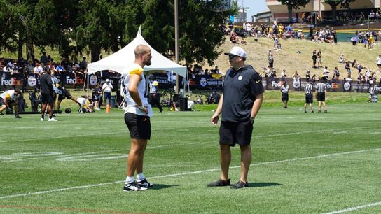Steelers' Arthur Smith talks with tight end Pat Freiermuth during camp.