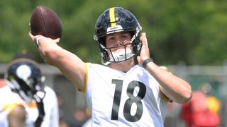 Mike McCarthy Delivers Great News About The Steelers' 2 Young QBs: "It Was Impressive" (Steelers News). Photo by Charles LeClaire / Imagn Images