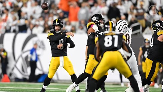 Steelers quarterback Aaron Rodgers (8) passes to tight end Jonnu Smith (81) during a matchup against the Cincinnati Bengals.