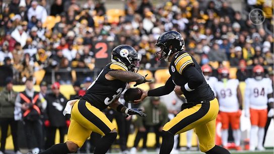 Steelers quarterback Aaron Rodgers (8) and running back Jaylen Warren (30) during a regular season matchup between the Pittsburgh Steelers and Cincinnati Bengals.